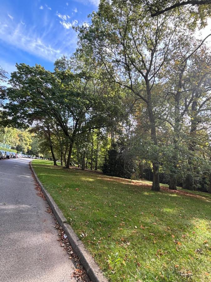 Appartamento Ecrin De Verdure Au Chesnay Et Parking Gratuit Le Chesnay  Esterno foto